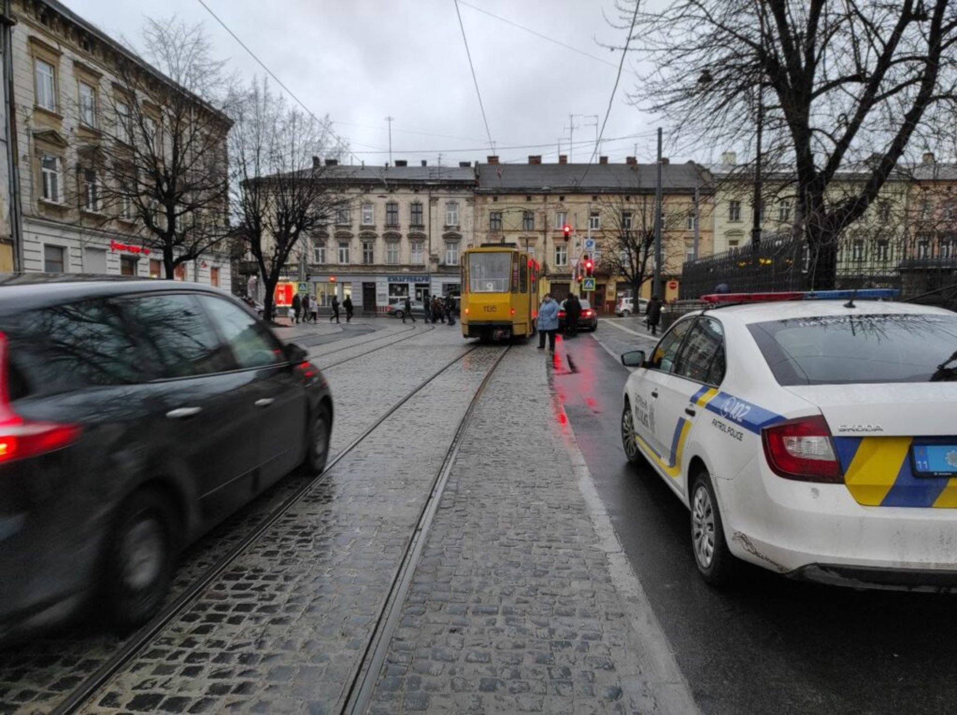 У Львові на площі Кропивницького працює поліція, фото Зручне місто