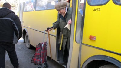 Садового закликають скасувати пільги на проїзд, щоб пенсіонери сиділи вдома