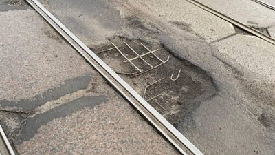 У Львові на одній із доріг утворились величезні вибоїни (ФОТО)