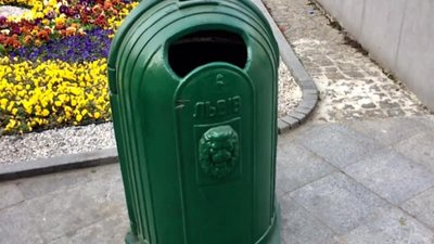 У Львові вночі діти залізли у сміттєвий бак (ВІДЕО)