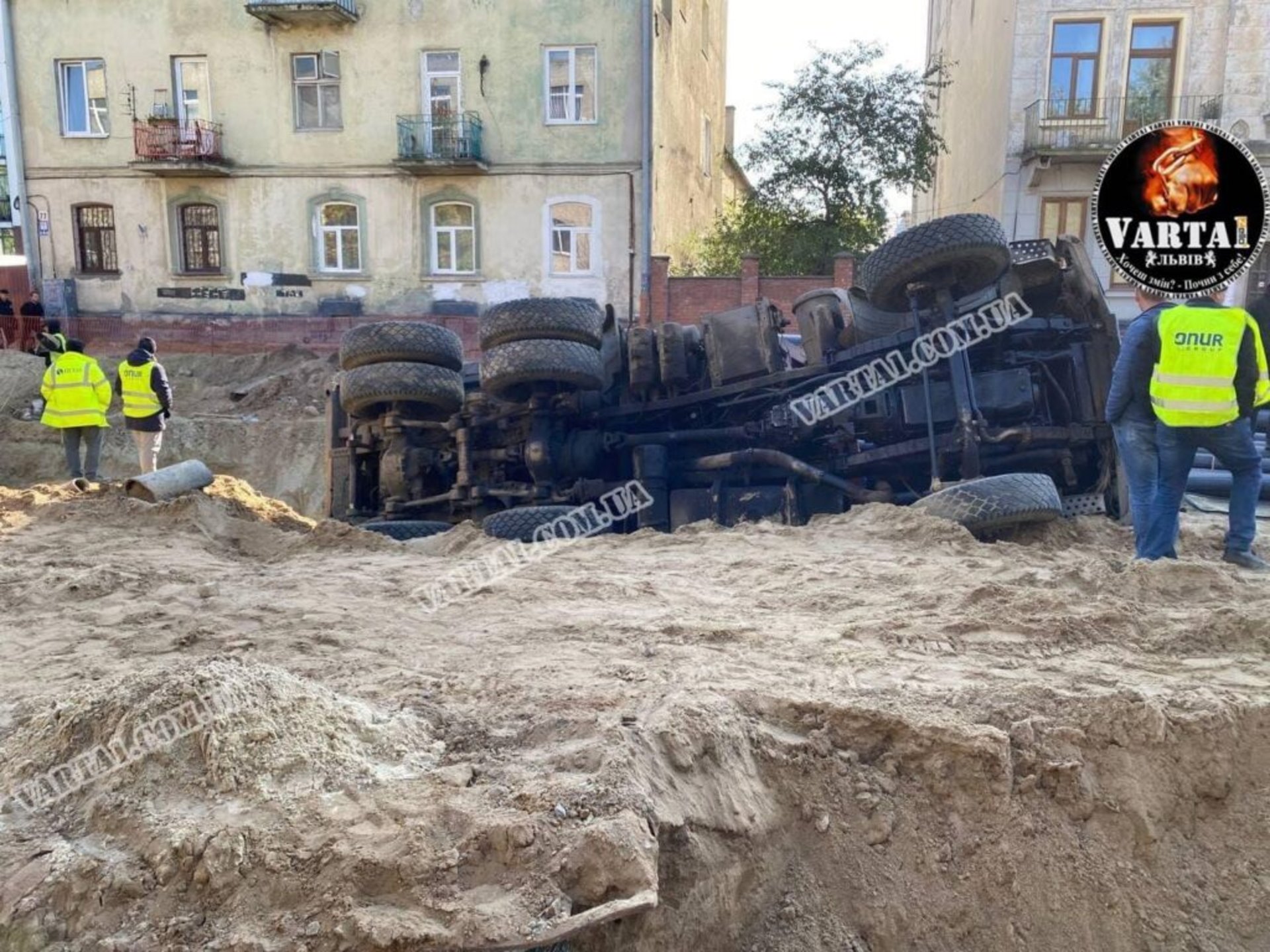 У Львові перекинулася вантажівка, фото Варта-1