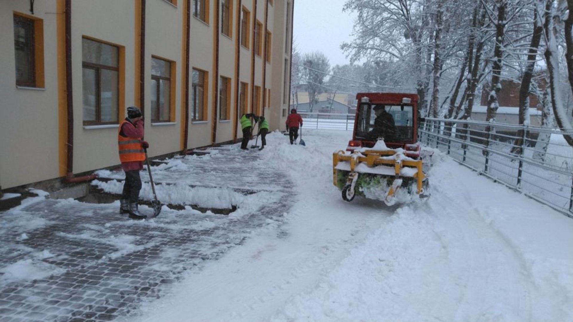 Львів від снігу прибирає понад 2,5 тисячі комунальників, фото ЛМР