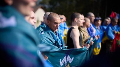 Ще 103 українські воїни повернулися з полону додому