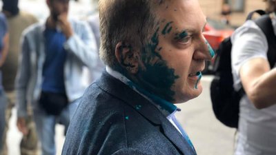 Скандального нардепа Волошина під Радою облили зеленкою (ФОТО)