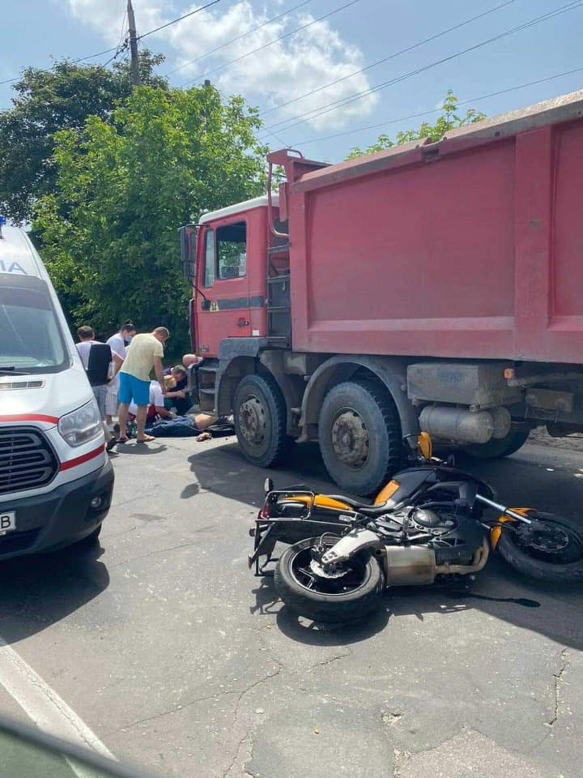 У Львові загинув скутерист, який влетів у острівець безпеки