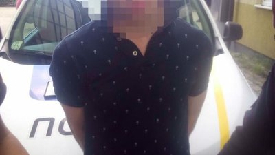 У Червонограді 28-річний чоловік погрожував зброєю відвідувачам піцерії
