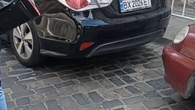 У Львові водій автомобіля перекрив рух трамваїв (ВІДЕО)