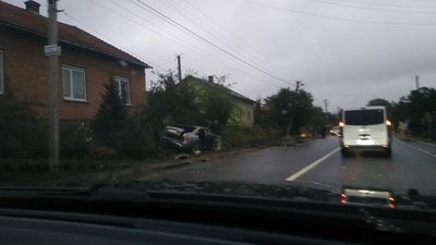 На трасі Львів - Івано-Франківськ автомобіль злетів з дороги (ВІДЕО)
