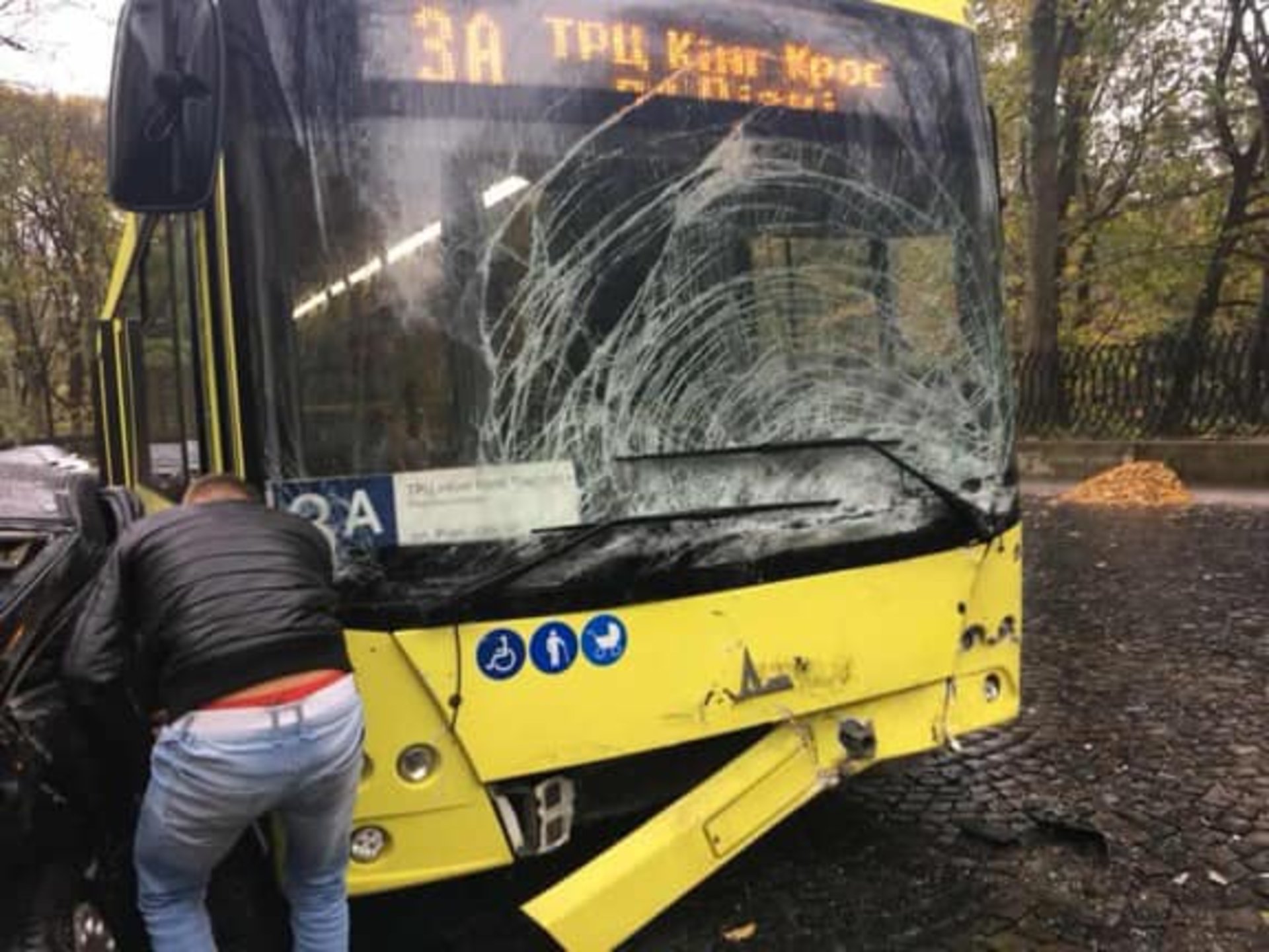 У Львові "польські бляхи" влетіли у новенький автобус Садового. Фото Варта-1
