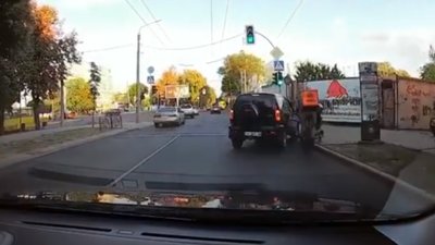 У Черкасах велосипедисти доставки Glovo та Raketa влетіли в автомобіль (ВІДЕО)
