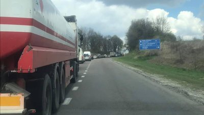 На трасі "Львів - Рава-Руська" зупинився рух транспорту (ФОТО, ВІДЕО)