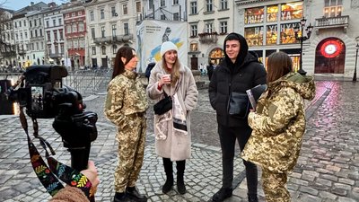 Команда співачки SOWA у центрі Львова влаштувала рейд «ТЦК» (ВІДЕО)