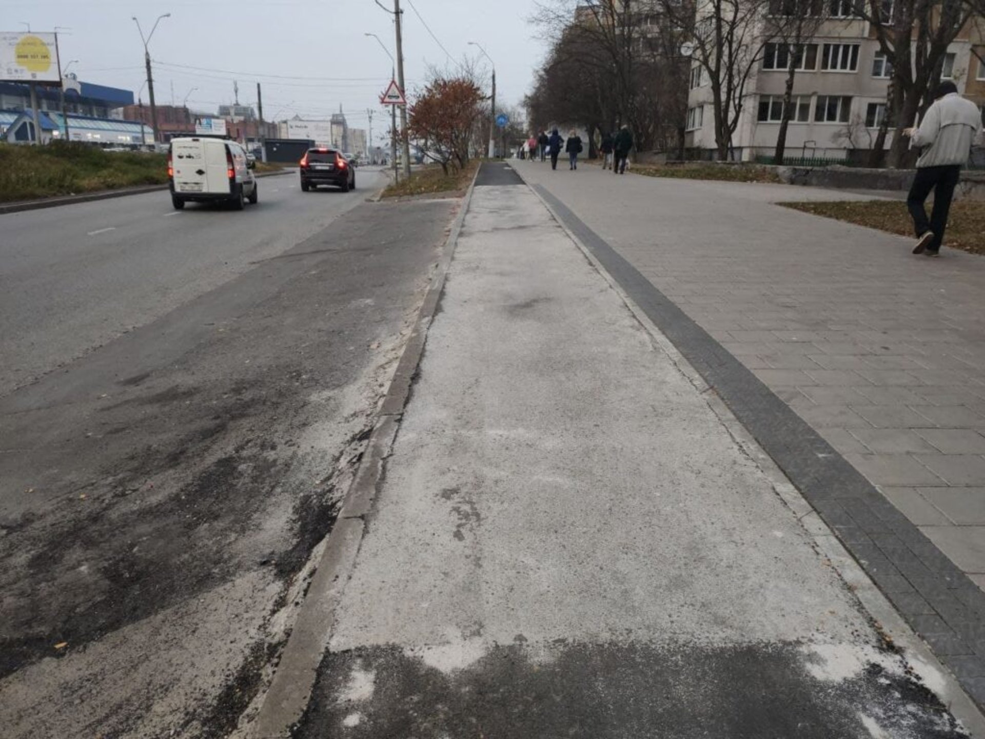 У Львові на вулиці Княгині Ольги завершили будівництво велодоріжки, фото ЛАВ