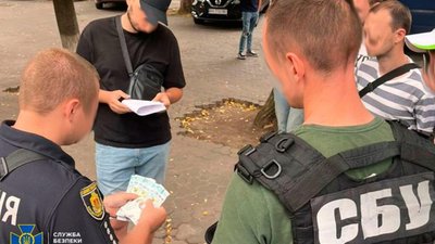 Заступника декана та викладача Льотної академії НАУ спіймали на хабарі 45 тис. грн