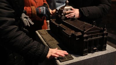У Львові відкрили мініатюру Оперного театру із шрифтом Брайля