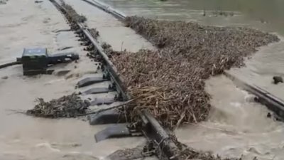 На Прикарпатті гірська річка розмила залізничну колію (ВІДЕО)