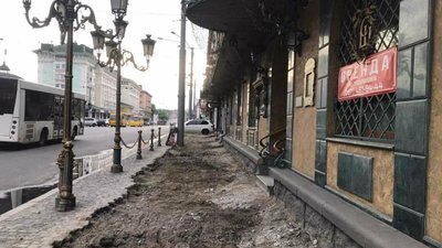Слідами Садового: у центрі Рівного зруйнували бруківку (ФОТО)