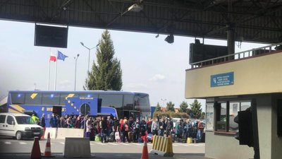 На кордоні з Польщею знову виникли черги українців, які повертаються додому (ФОТО)
