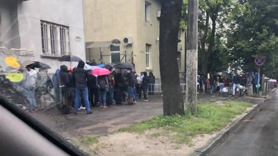 У Львові вишикувалась черга за чеськими візами (ФОТО)