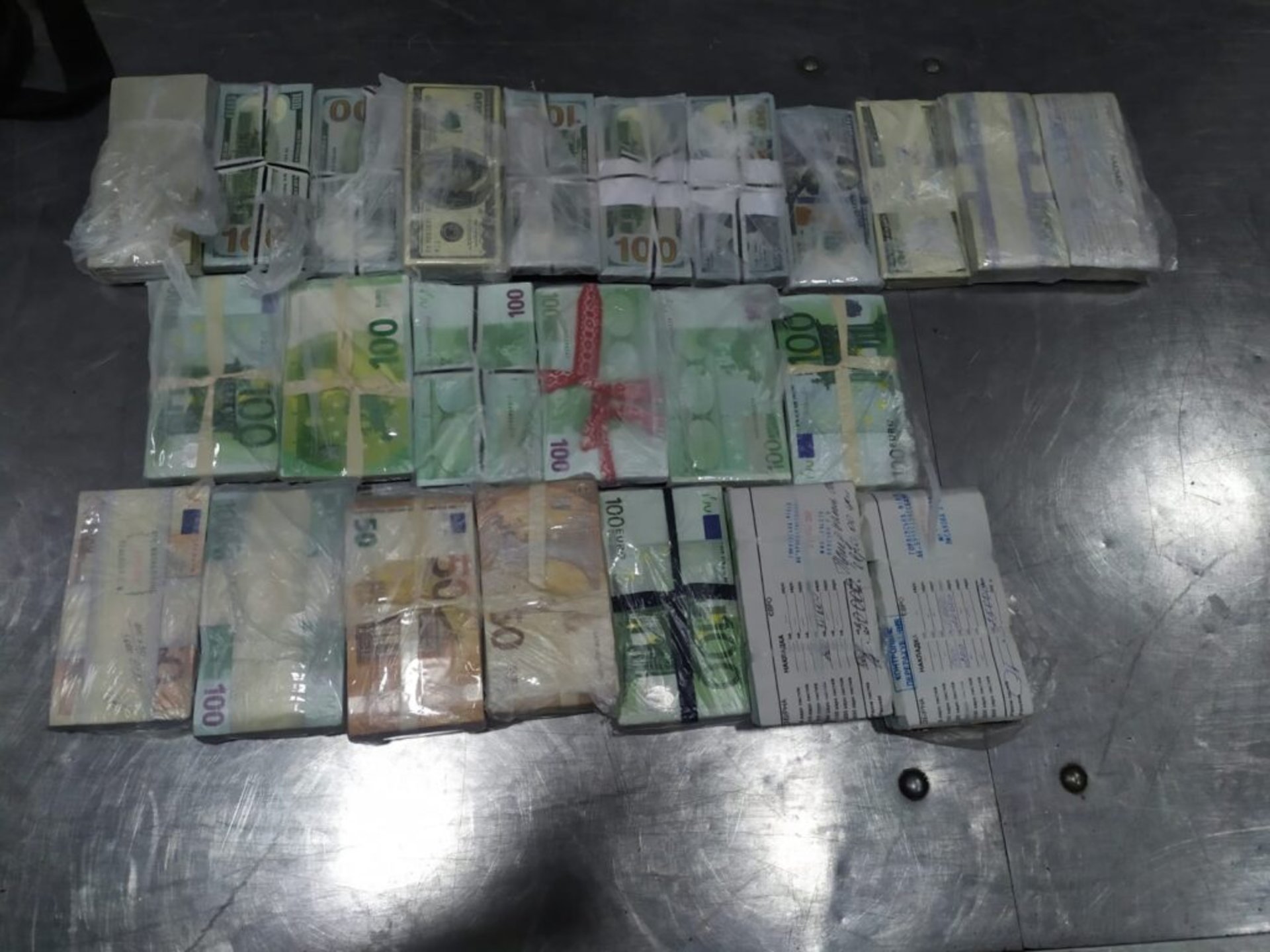 На кордоні з Польщею жінка хотіла перевезти валюту у жилеті