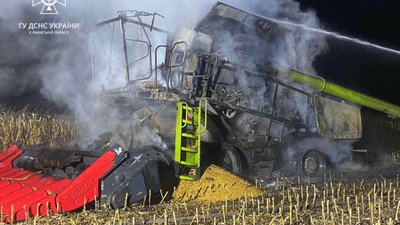 На Львівщині під час роботи у полі загорівся комбайн