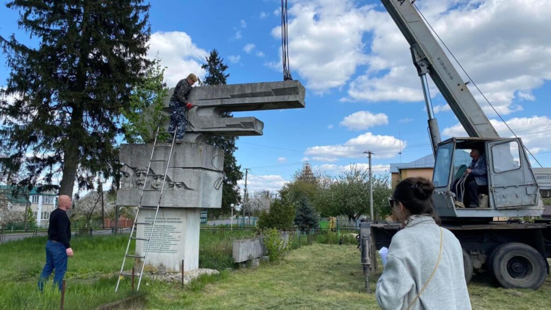 На Львівщині знесли ще два радянські пам'ятники