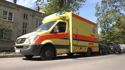 Парамедик з Німеччини допомагає транспортувати поранених зі Львова за кордон
