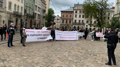 Протест під Ратушею: львів’яни вимагають від Садового відкрити спортивні заклади (ВІДЕО)