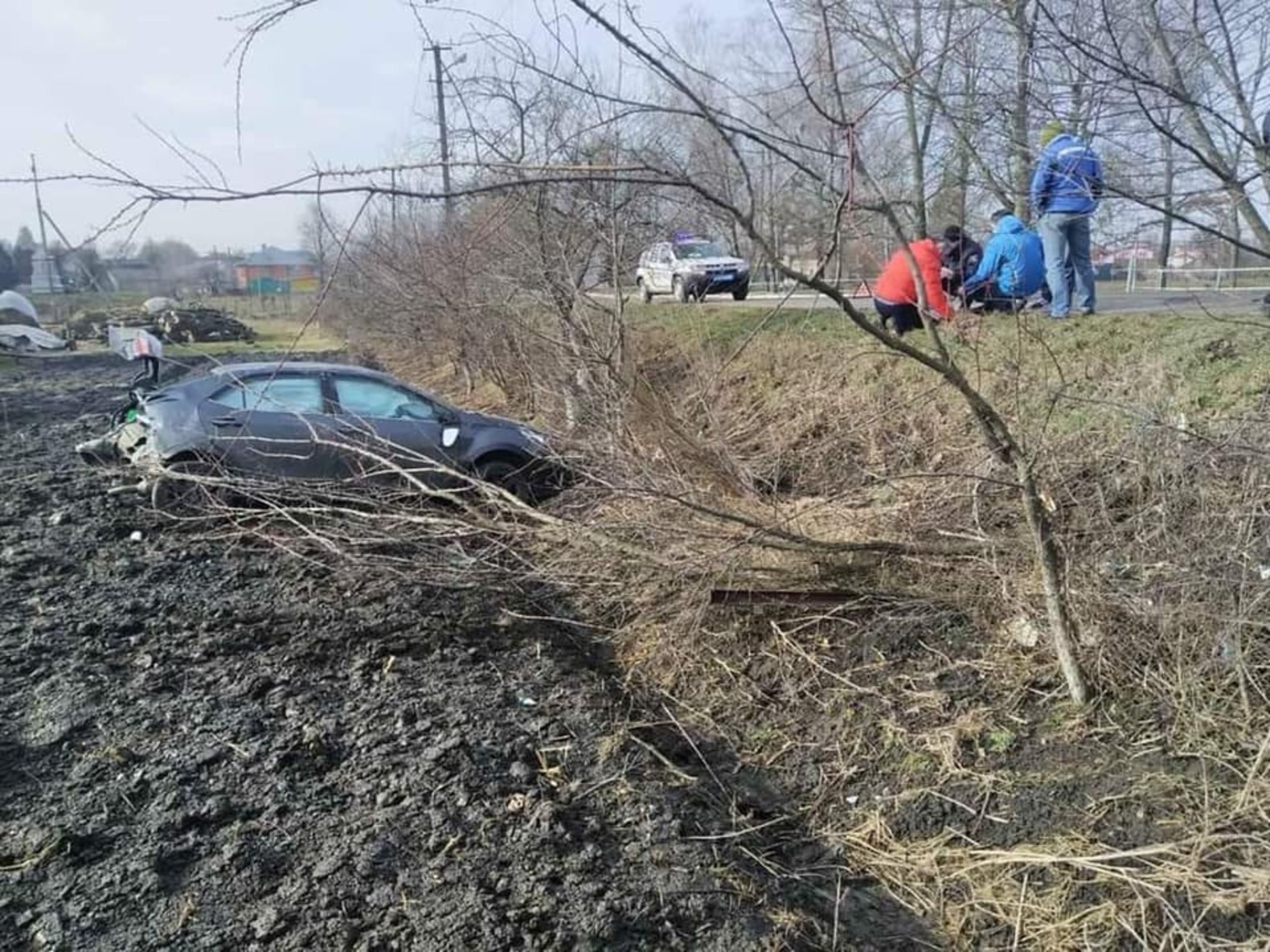 На Львівщині сталась аварія, автомобіль злетів у поле. Фото Варта-1