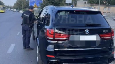 У Львові 27-річний водій проїхався смугою громадського транспорту, його здали стукачі (ВІДЕО)