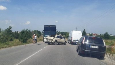 На Львівщині автобус не розминувся із автомобілями (ФОТО)