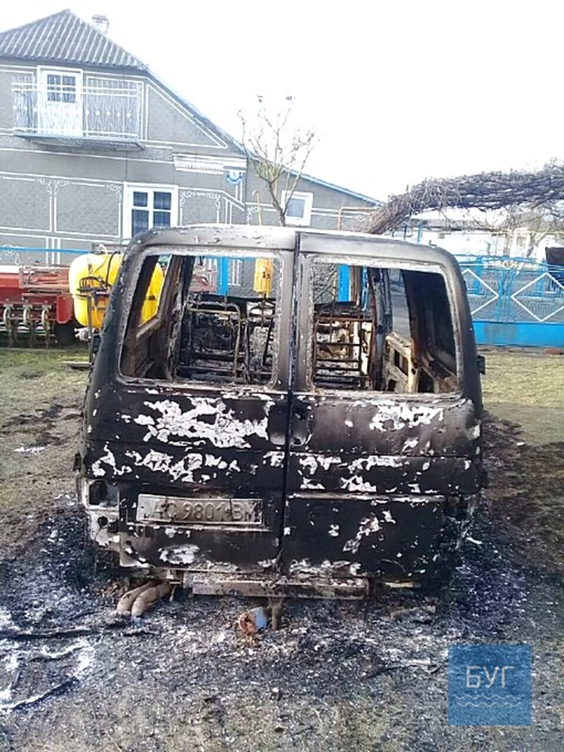На Волині вночі згорів бус священика ПЦУ. Фото Буг