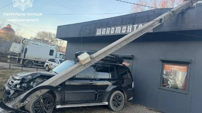 У Львові п’яний водій розбив автомобіль