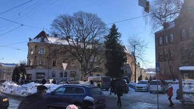 У Львові через нерозчищені узбіччя водіям ніде паркуватись (ФОТО)