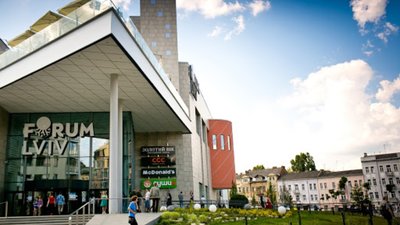 У Львові на парковці Forum Lviv сканують автомобілі