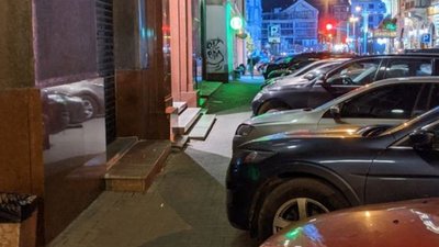 У Львові біля приміщення НБУ просять встановити стовпчики (ФОТО)