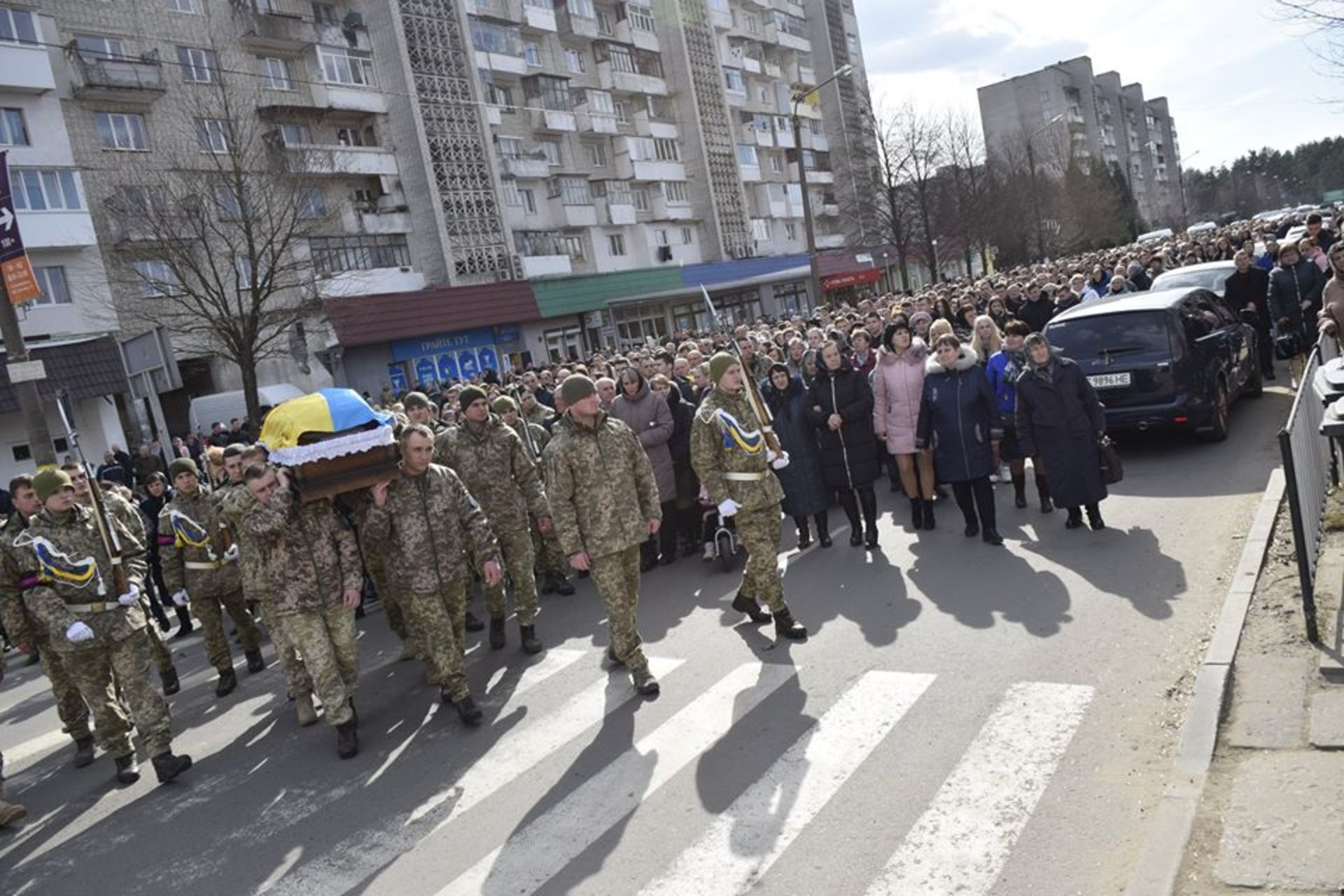 Як на Львівщині тисячі людей провели в останню путь Героя України. Фото: Яворівська РДА.