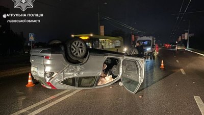 На Сихові перекинувся автомобіль (ФОТО, ВІДЕО)