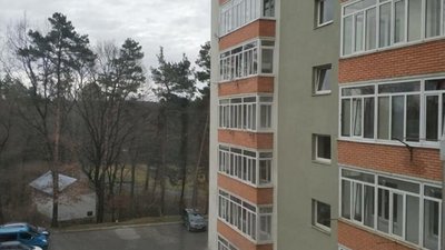У Новояворівську цегла з балкону ледь не розтрощила автівку