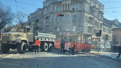 У Львові трамвай зійшов з рейок