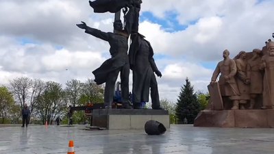 У центрі Києві почали зносити радянський монумент "дружби народів" (ФОТО, ВІДЕО)