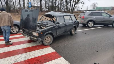 Біля Львова автомобіль злетів у кювет (ФОТО)