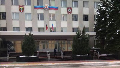 На адмінбудівлях в окупованому Луганську з'явилися російські прапори