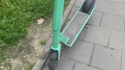 У Львові 22-річна дівчина на самокаті потрапила у ДТП