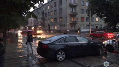 У Львові п‘яний житель Івано-Франківщини зніс електроопору і в‘їхав у зупинку неподалік СБУ
