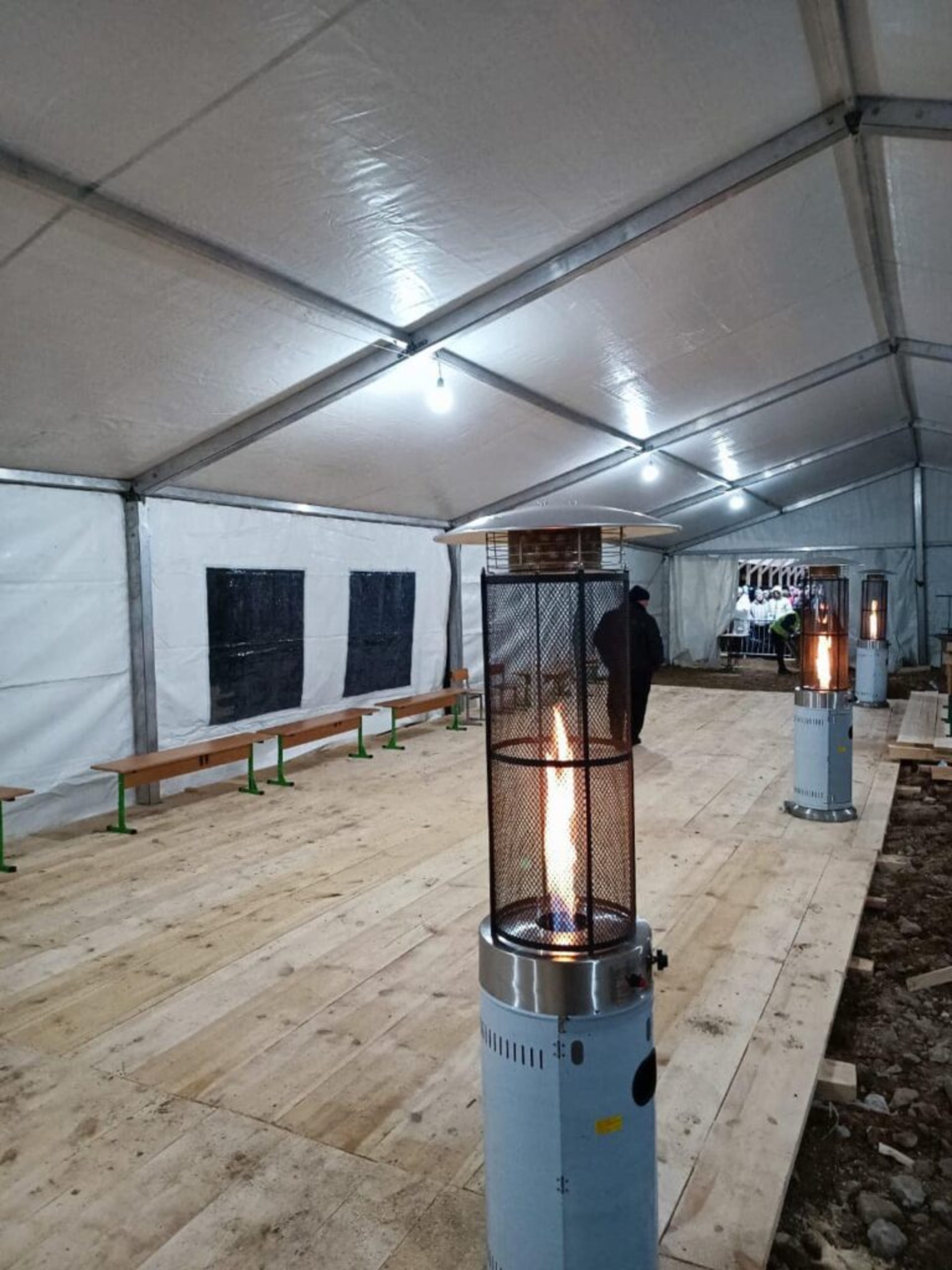 На пункті перетину кордону з Польщею поставили лавочки та змонтували розетки, фото ЛОДА