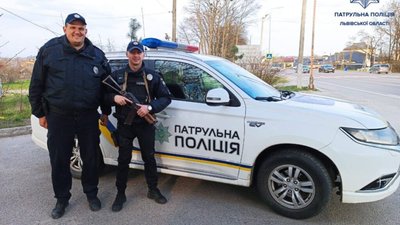Львівські патрульні супроводили до пологового будинку жінку, яка от-от мала народити дитину