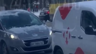 У Львові автомобіль не розминувся із трамваєм (ВІДЕО)