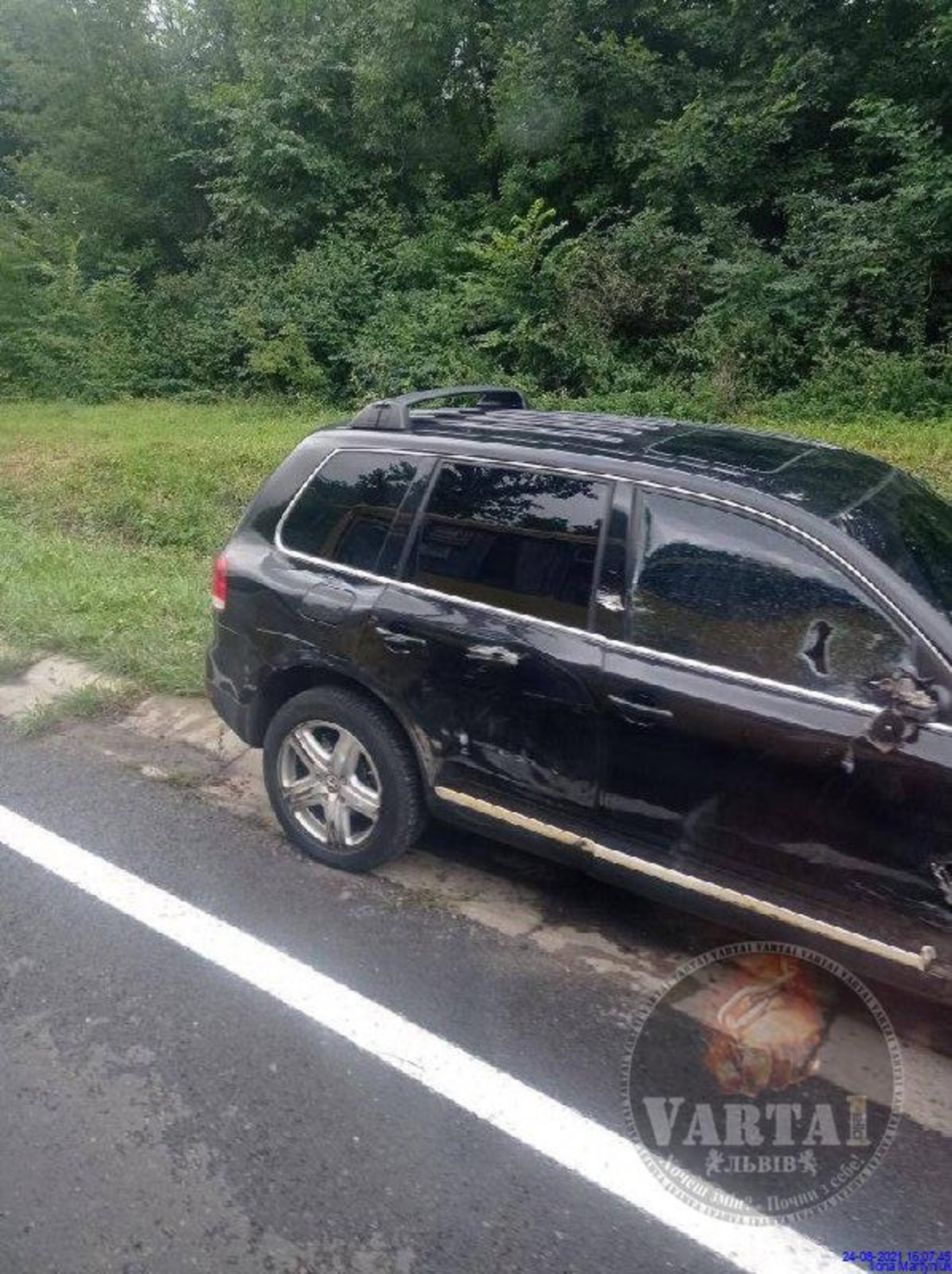 На трасі "Львів - Тернопіль" позашляховик не розминувся із рейсовим автобусом
