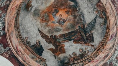 На криниці у Бернардинському дворику у Львові відреставрували розписи